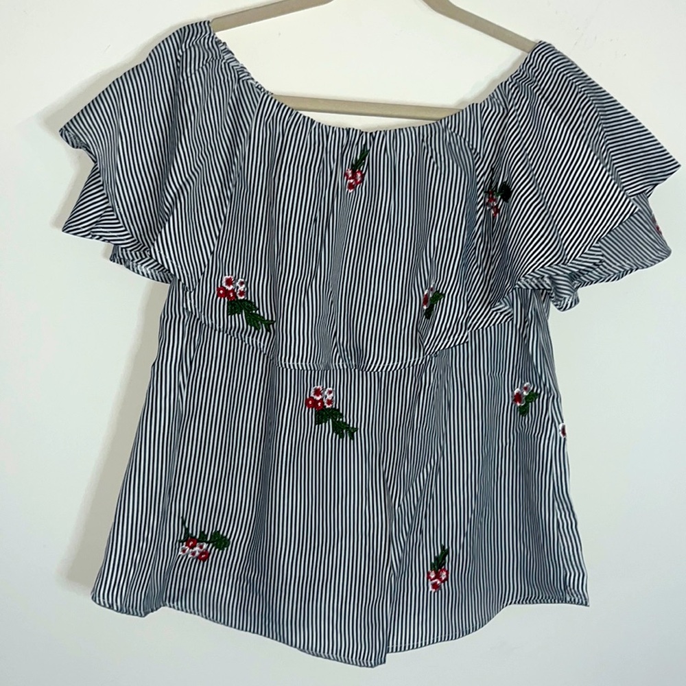 Miss Me NWT black pinstripe with floral embroidered top